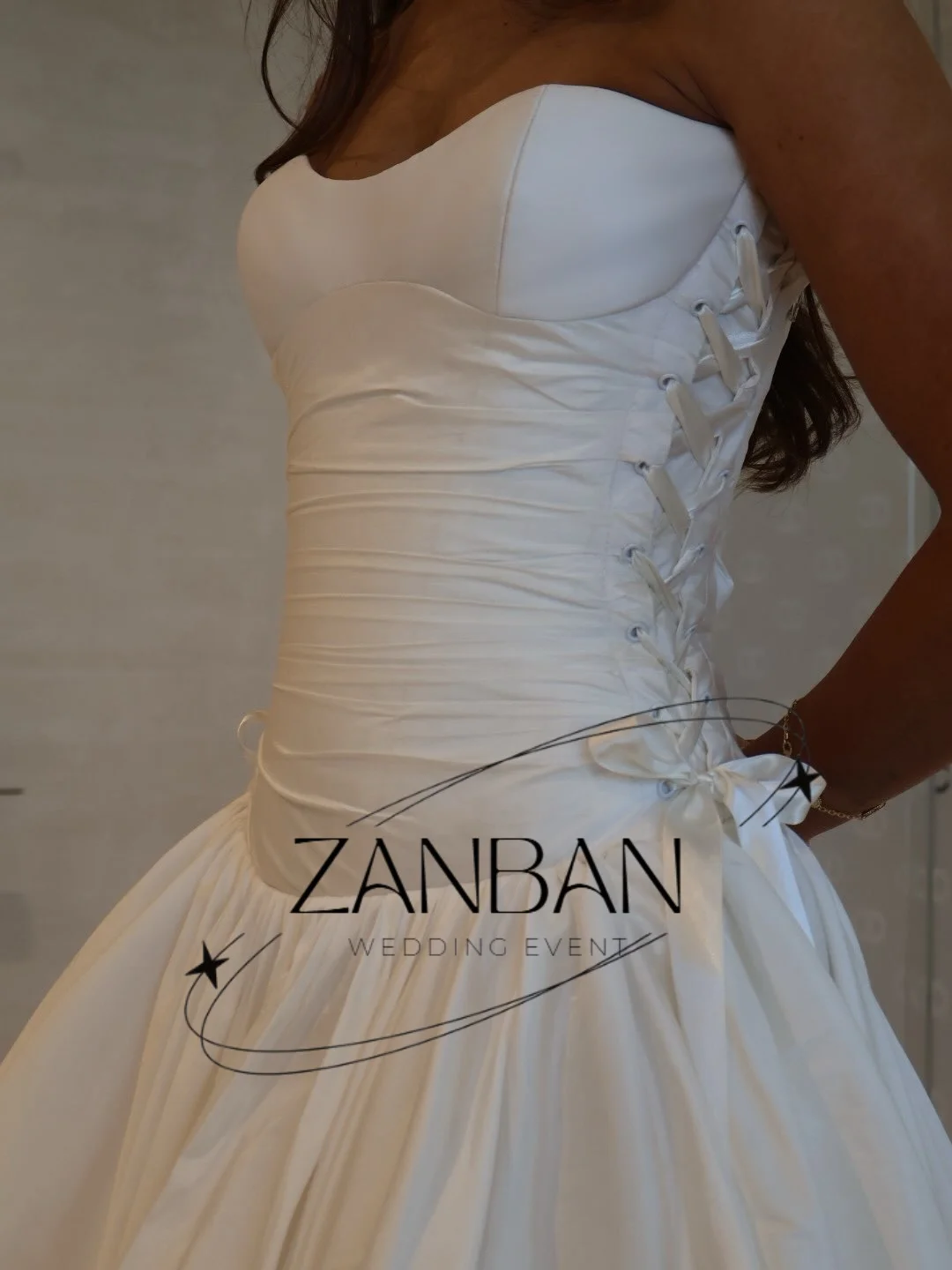 Фото Свадебное платье ZanBan Simple Satin 2026 для фотосессии в Корее, без рукавов, в пол, с корсетом и лентами, на заказ №3