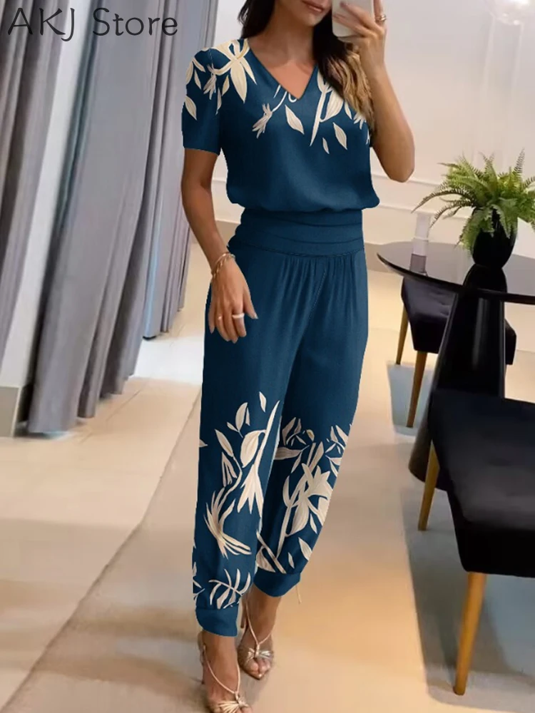 

Женский комплект из топа с коротким рукавом и брюк с манжетами