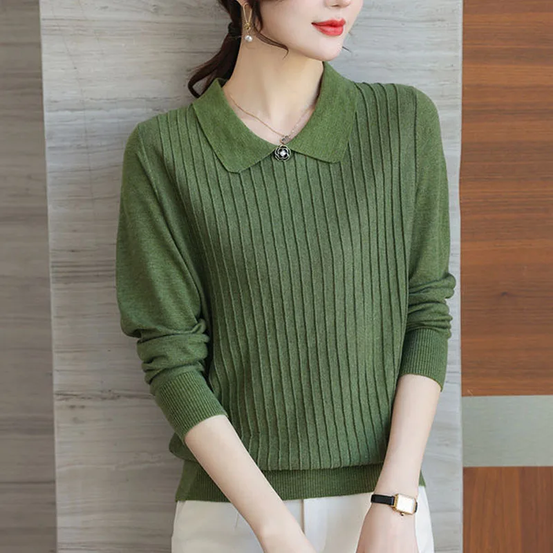 Женский однотонный свитер-поло с нитками и бусинами