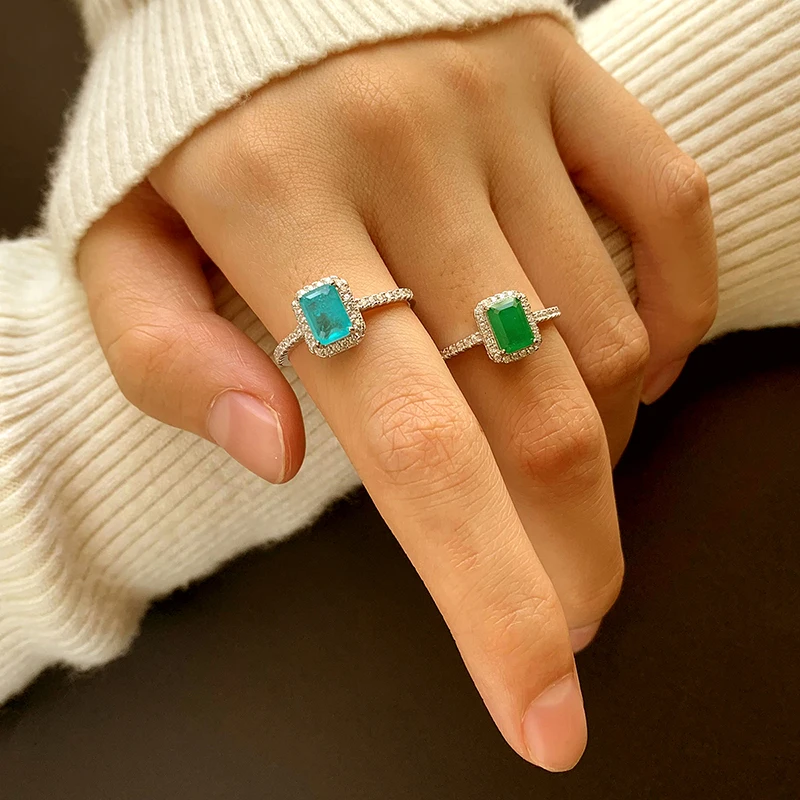 Женское прямоугольное кольцо из серебра 925 пробы с изумрудом и сапфиром