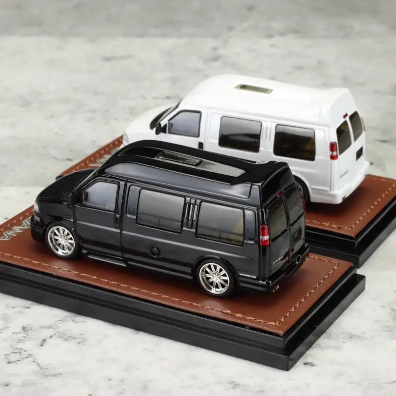 Модель автомобиля из сплава GOC 1:64 RV Savana Collection Display