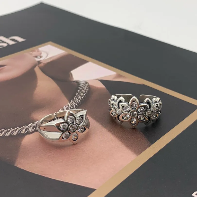 

Женское кольцо из серебра 925 пробы с цветочным узором