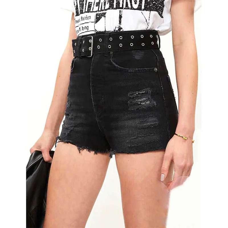 Рисунок 4 - Бриллиантовые джинсовые шорты интернет-знаменитости