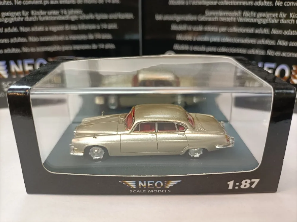 

Классическая модель автомобиля Neo 1/87 Jaguar MK10 Golden Limousine с орнаментом