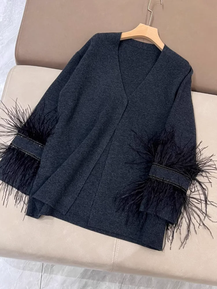 Украшенный страусиными перьями вязаный кардиган из мериносовой шерсти