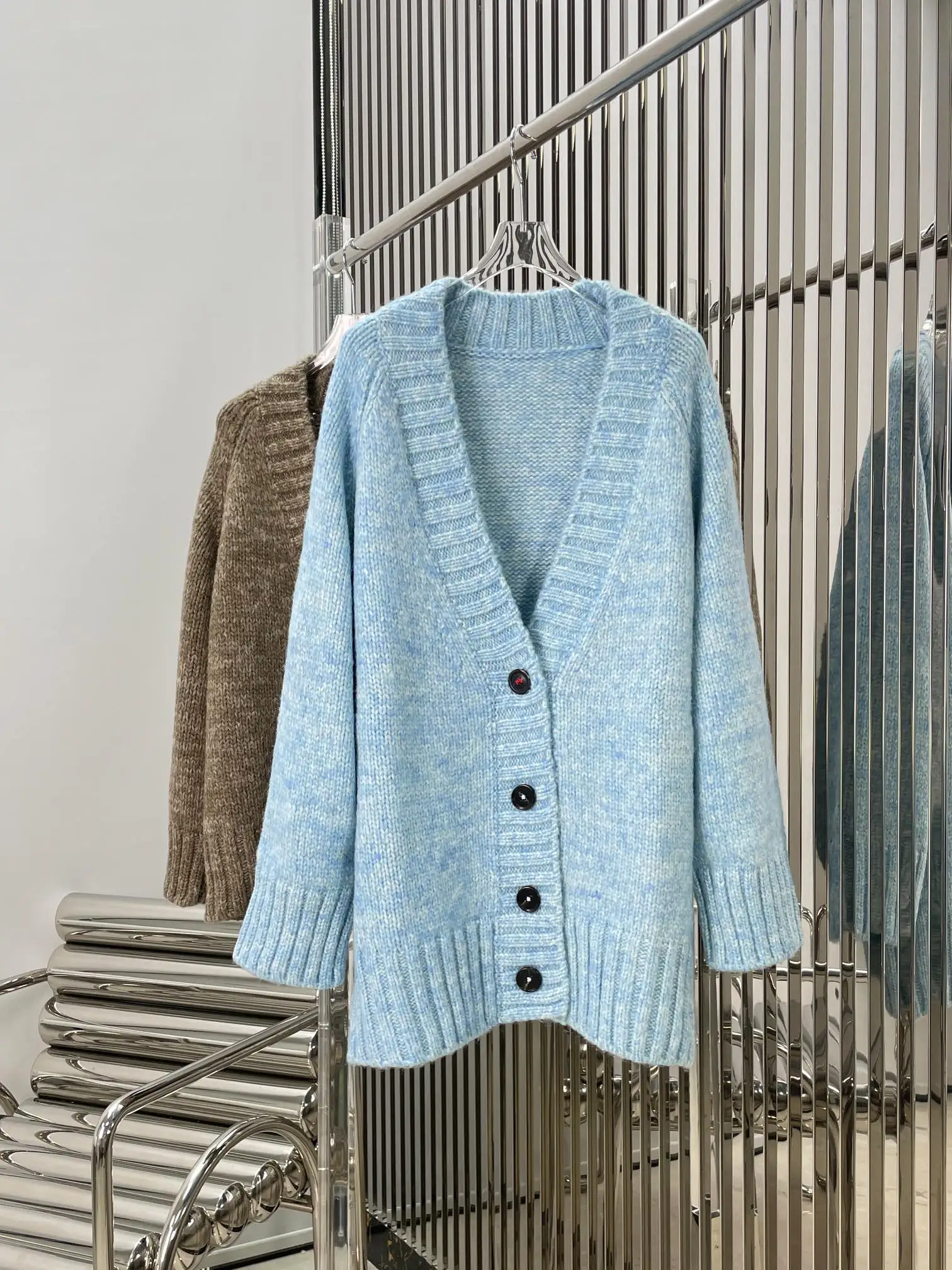 

New lazy type knitted cardigan, color contrast senior and fashionable version of the upper body elegant atmosphere huge slimming