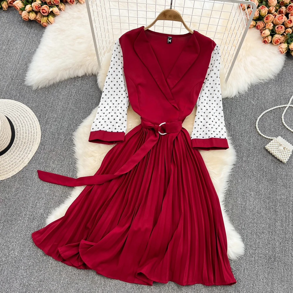 

Spring 2022 Fashion Light Mature Wind Super Fairy Close Waist Thin Medium Long V-neck 7-sleeve Pleated Dress Women