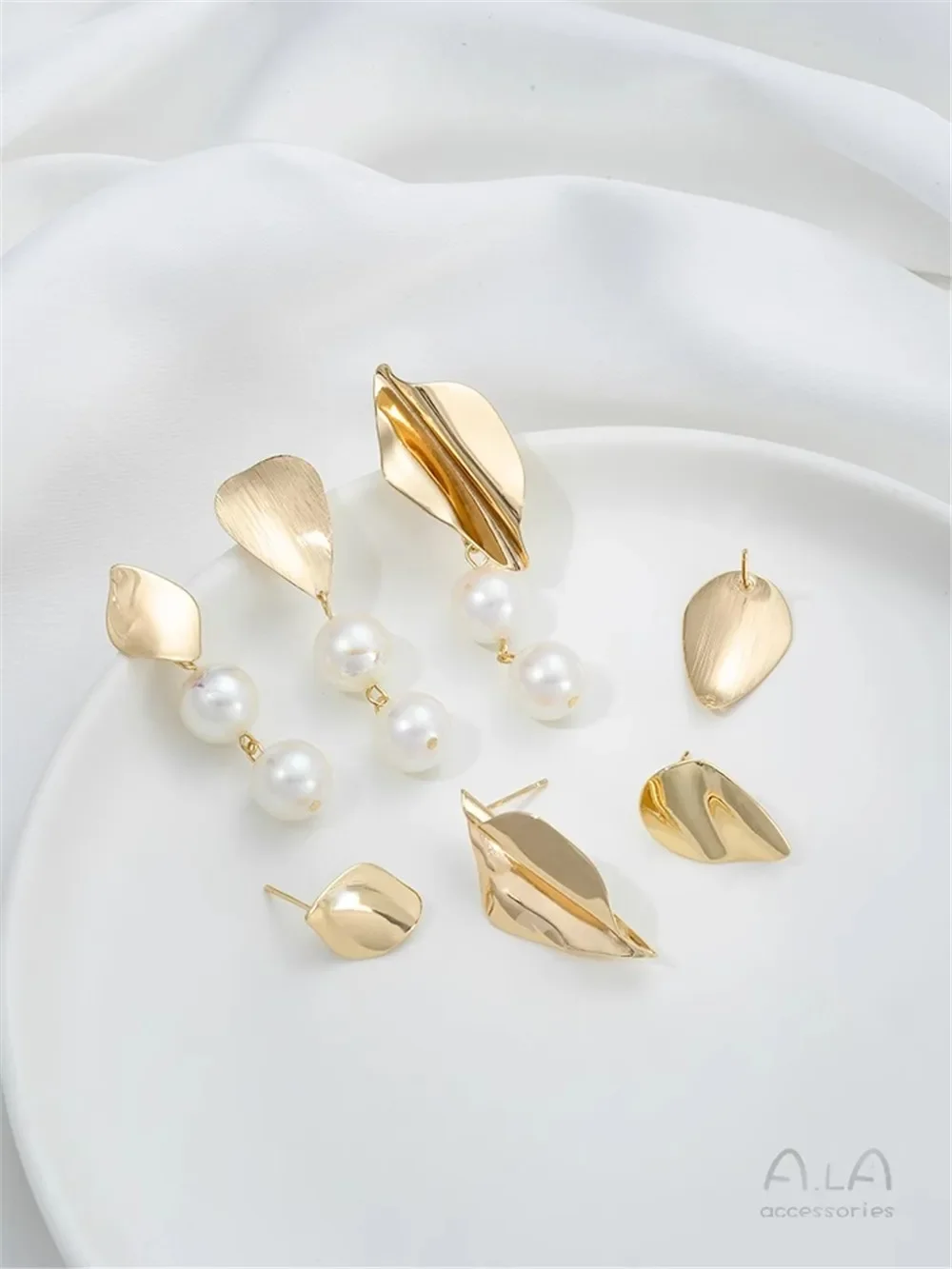 Глянцевая изогнутая поверхность в форме листа с позолотой 14 карат и подвесными