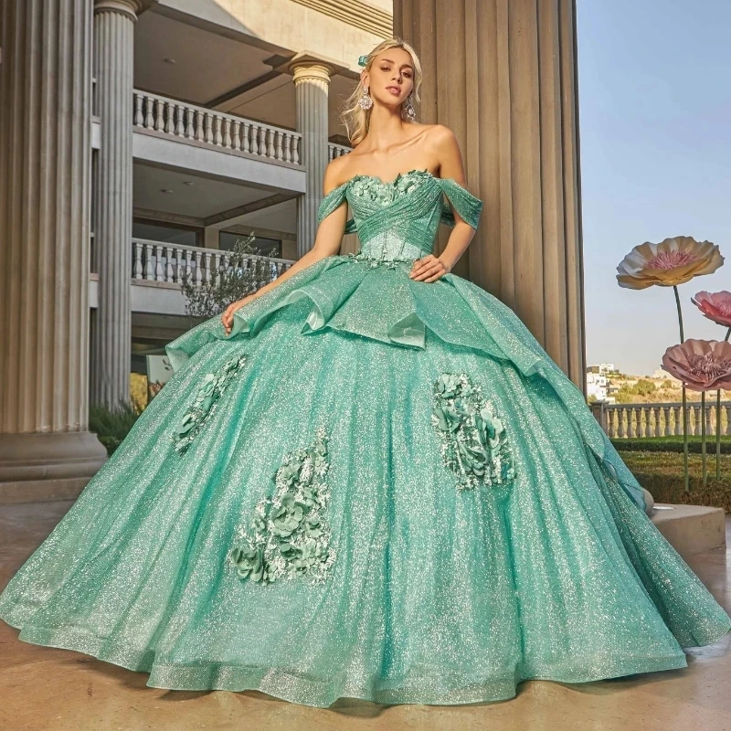 Платье для выпускного вечера с открытыми плечами и цветочной аппликацией