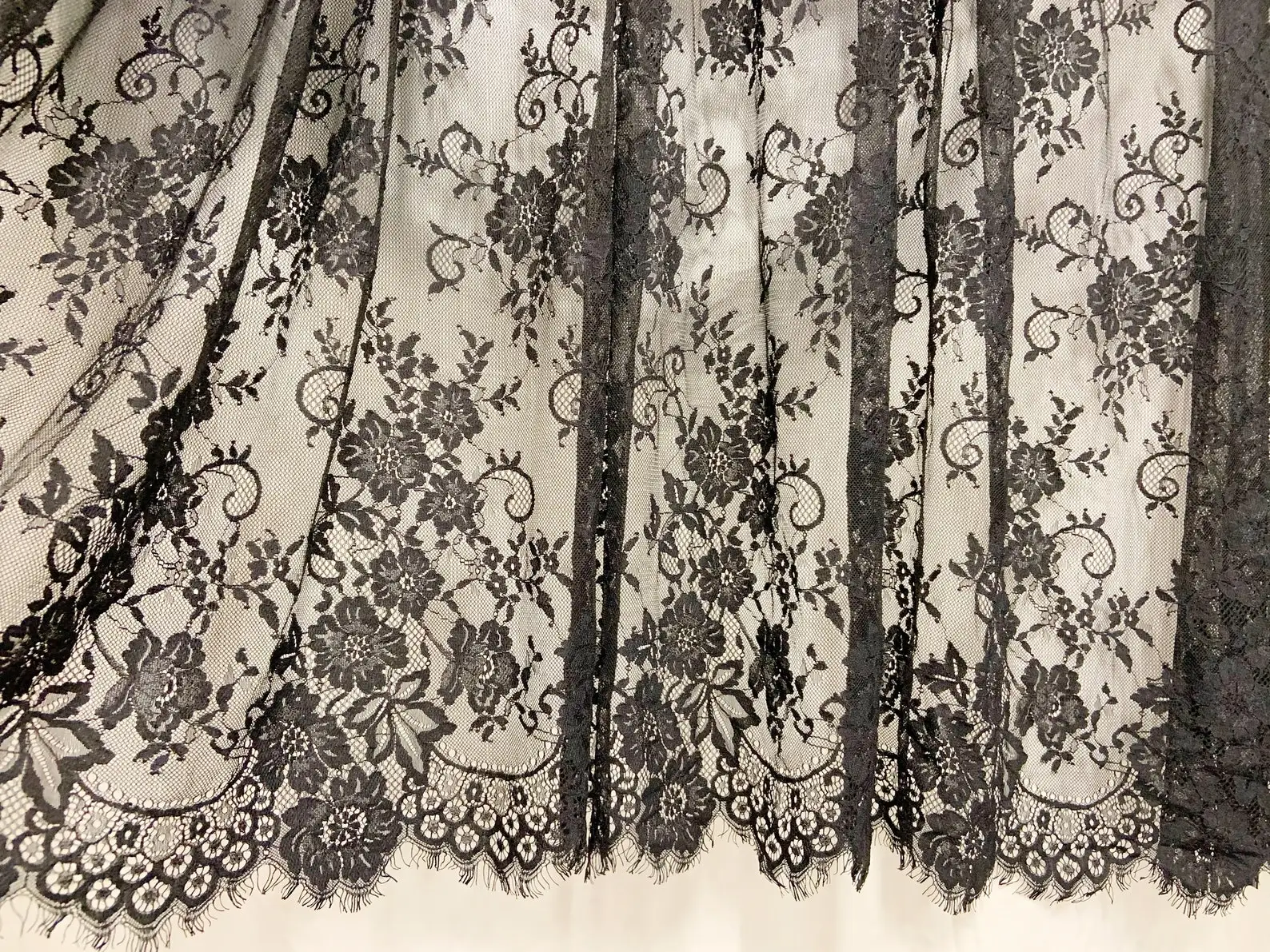 

3 yards Black Chantilly Lace Fabric with Double Selvedges Scalloped Lace Fabric with Florals for Wedding Dress Lingerie