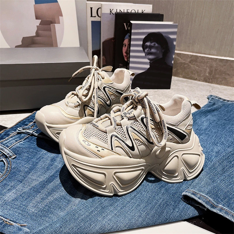 Женские кроссовки на платформе кожаные радужной расцветки шнуровке украшенные