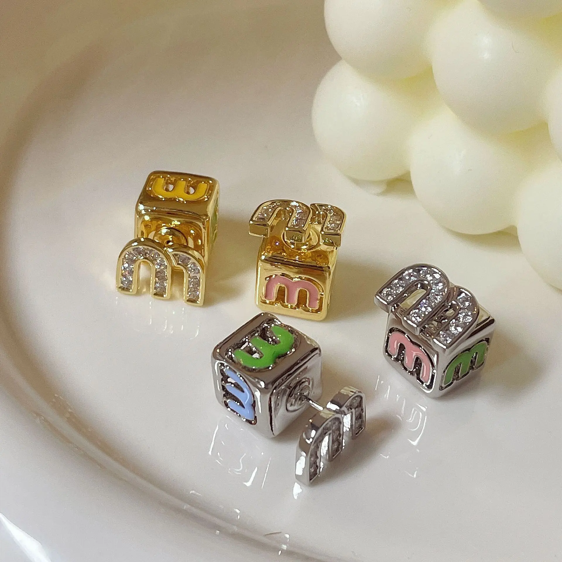 

2023 New Fashion Light Luxury M Letter Rubik's Cube Color Earrings High Sense Fashion Personality Trend Two Earrings