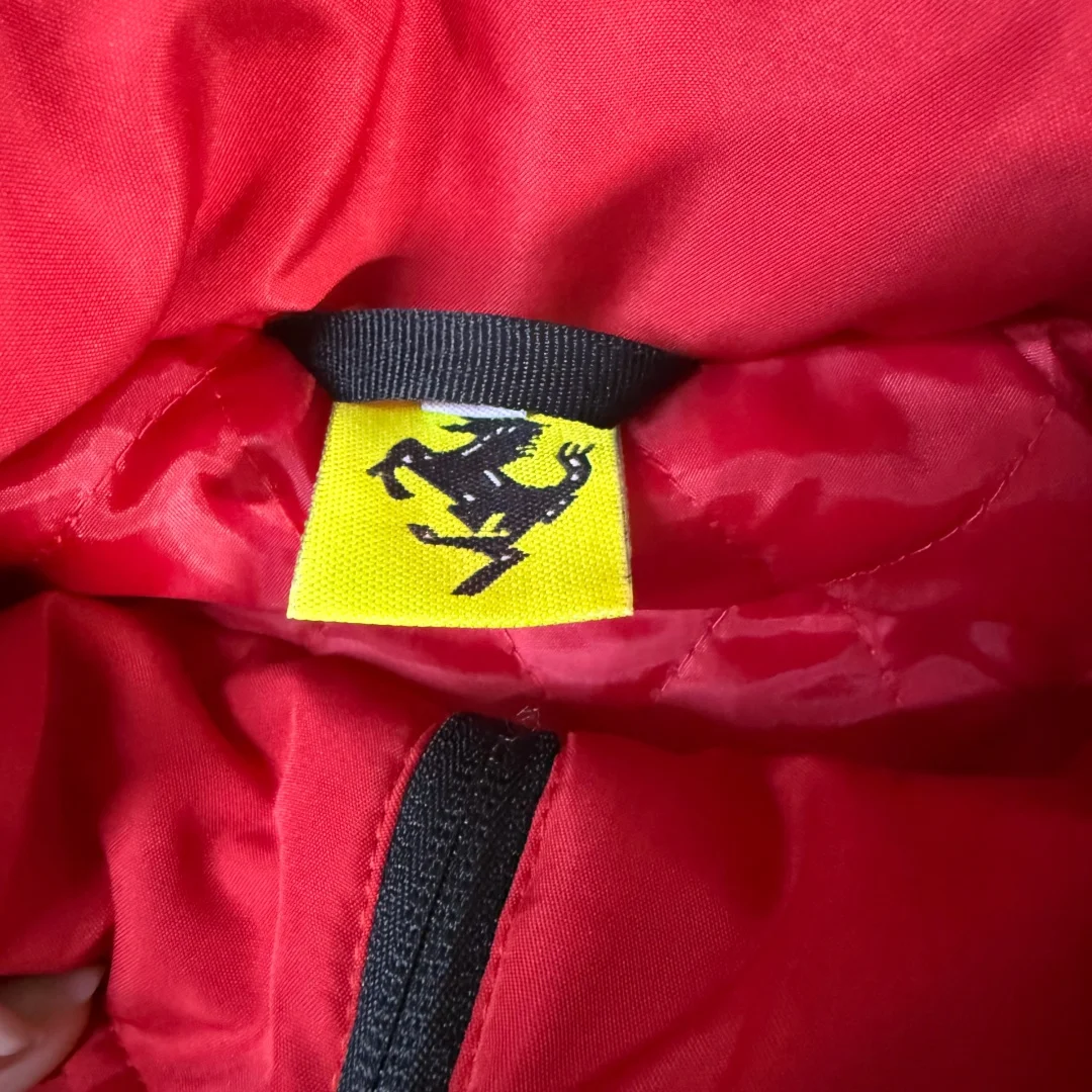 Фото Куртка Ferrari с вышивкой, доступна в тонком и плотном вариантах, ветрозащитная, теплая, с вышивкой, красная куртка Ferrari №5