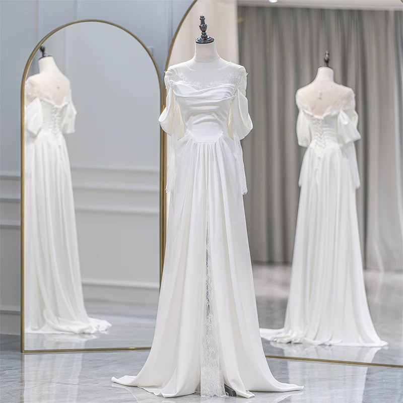 Женское атласное платье с круглым вырезом и шлейфом