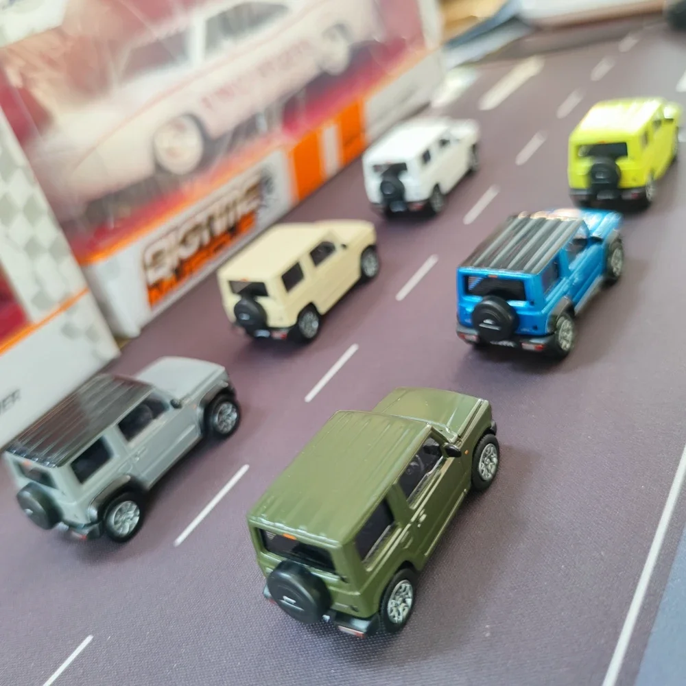 Коллекционная модель автомобиля Dorlop 1:64 Suzuki Jimny из литого металла с орнаментом