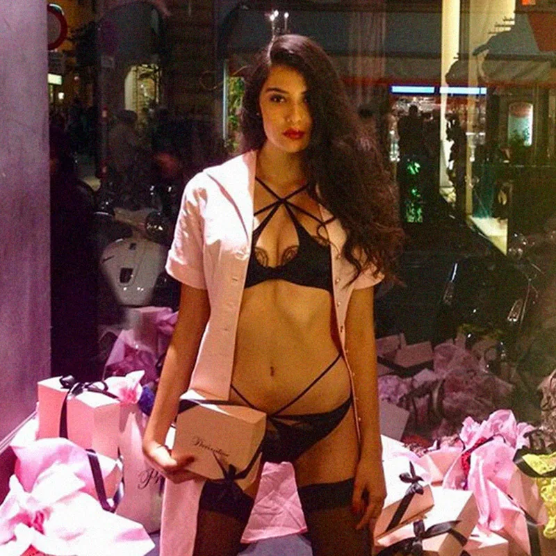 

Комплект женского атласного нижнего белья с бюстгальтером пуш-ап и открытой спиной