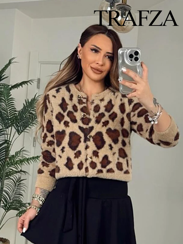 Женский трикотажный кардиган с круглым вырезом в обтяжку