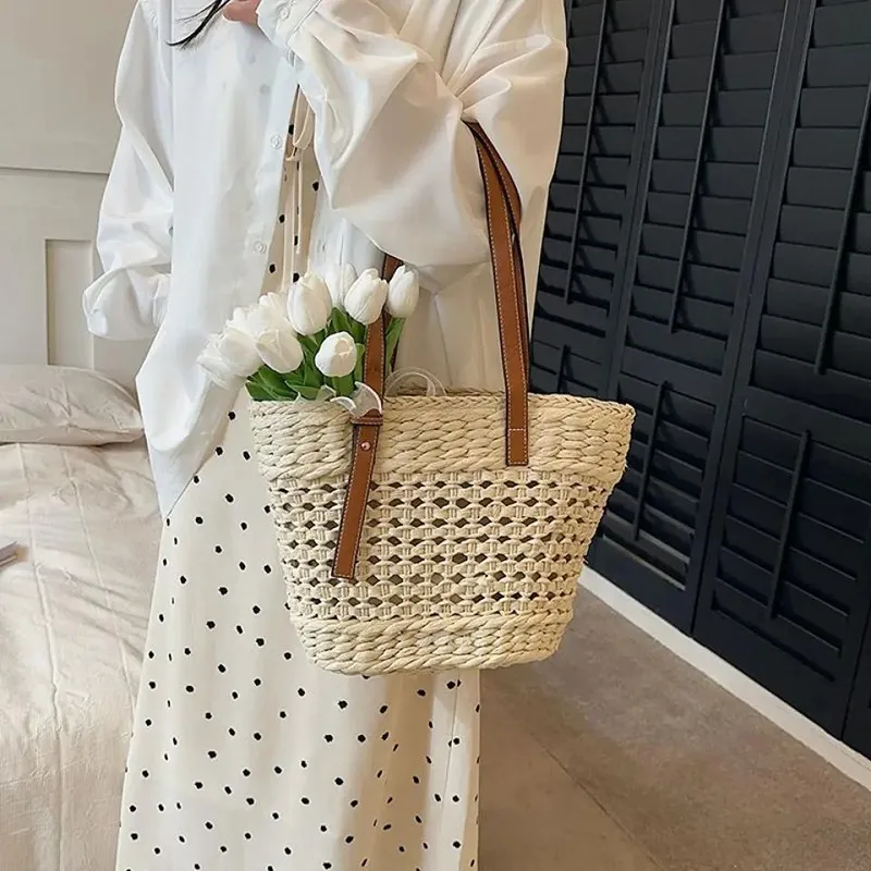 

2023 Summer Handwoven Grass Beach Handbag, an old-fashioned hollow handbag basket rattan vacation shoulder bag designed for wome