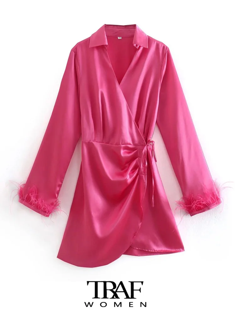 

Платье-мини с перьями, длинным рукавом и бантом на боку