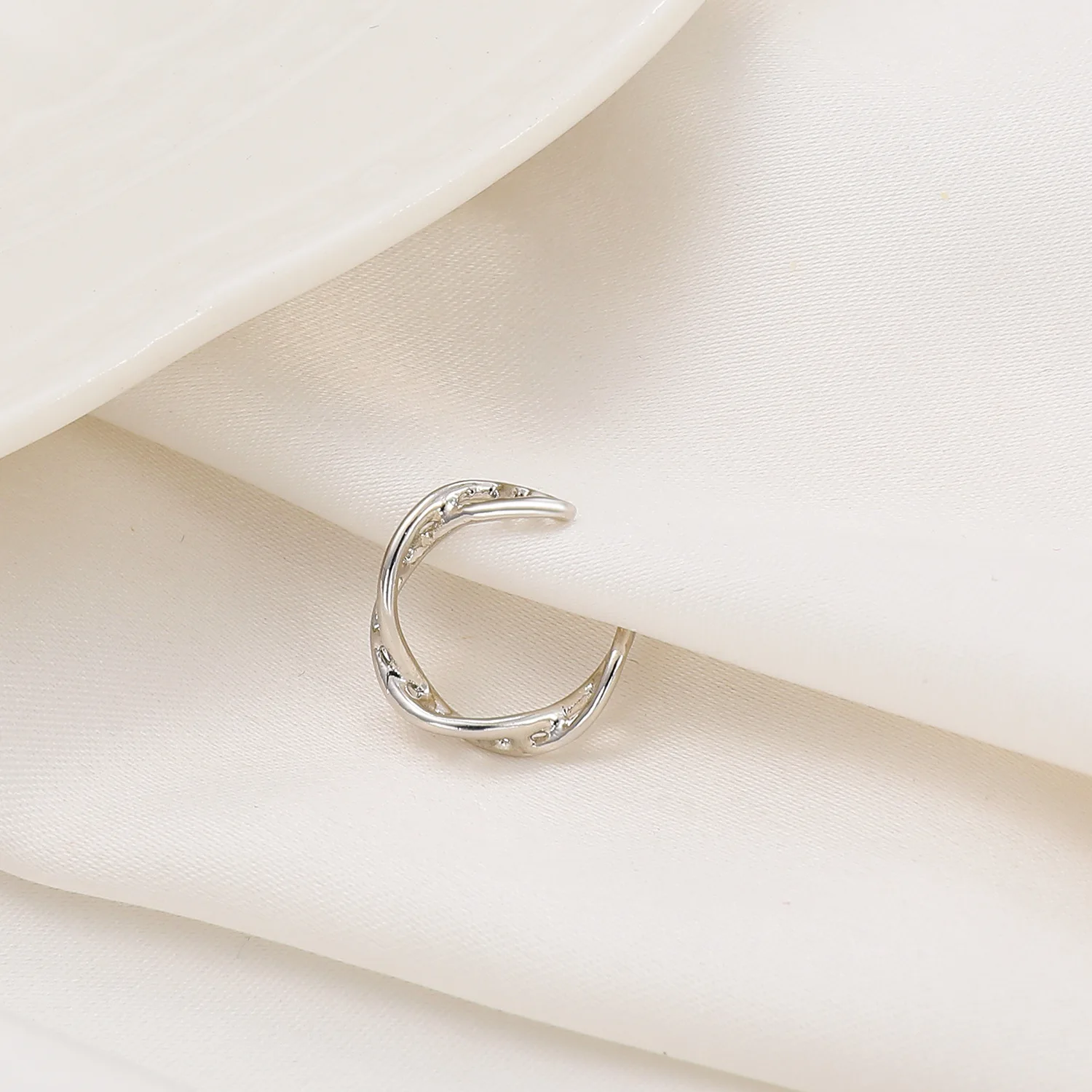 Простые свежие серьги-клипсы в стиле ретро с геометрическим стилем золотые