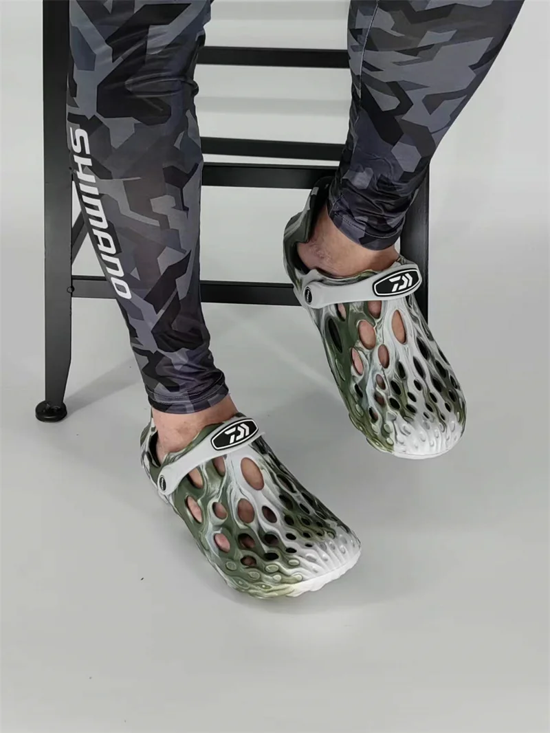 2022 Daiwa Sandals Men Summer Outdoor Beach Wading Shoes Quick Dry Wear Resistant Non-slip Hole Shoes Camouflage Fishing Sandals