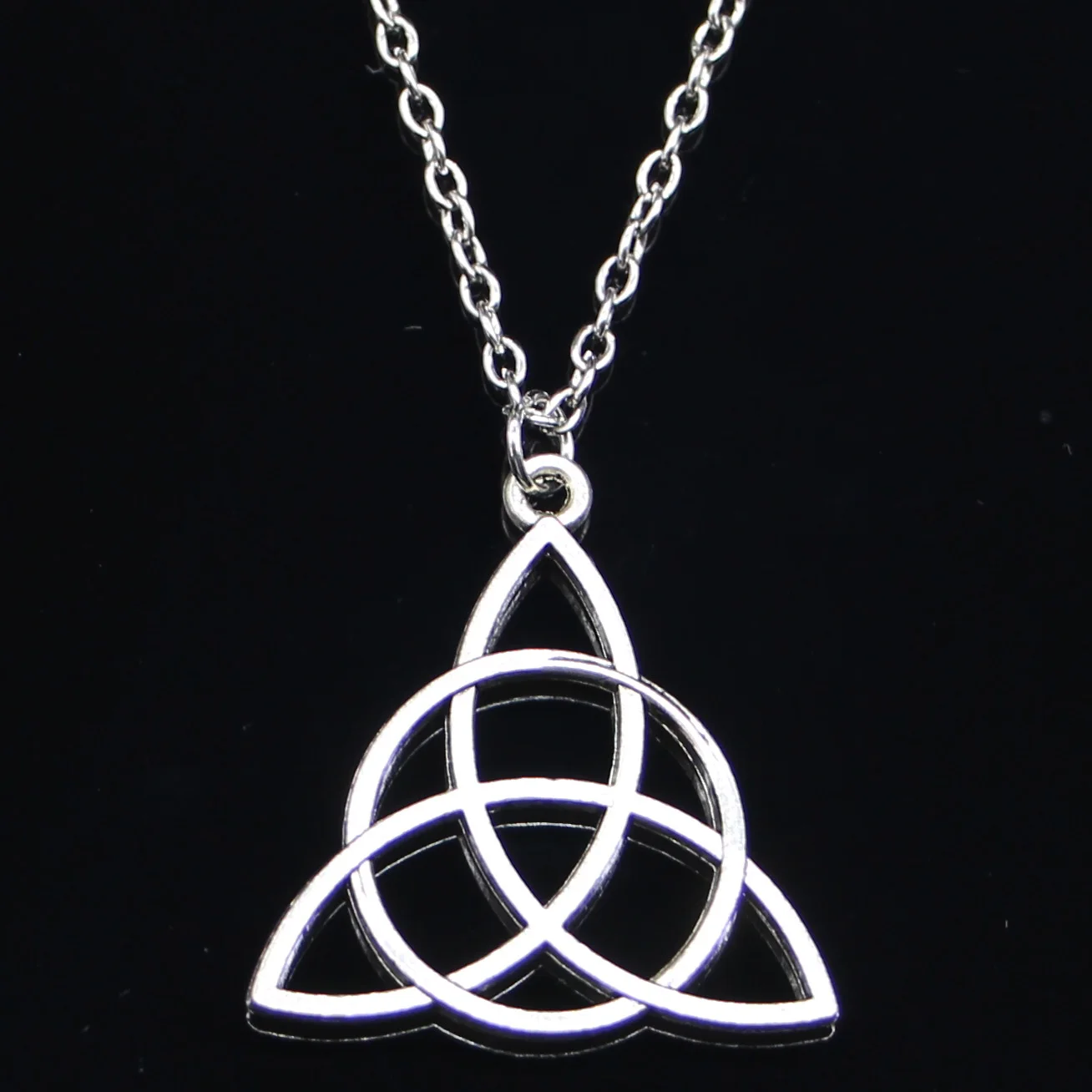 

20pcs New Fashion Necklace 28mm Knot Amulet Pendants Short Long Women Men Colar Gift Jewelry Choker