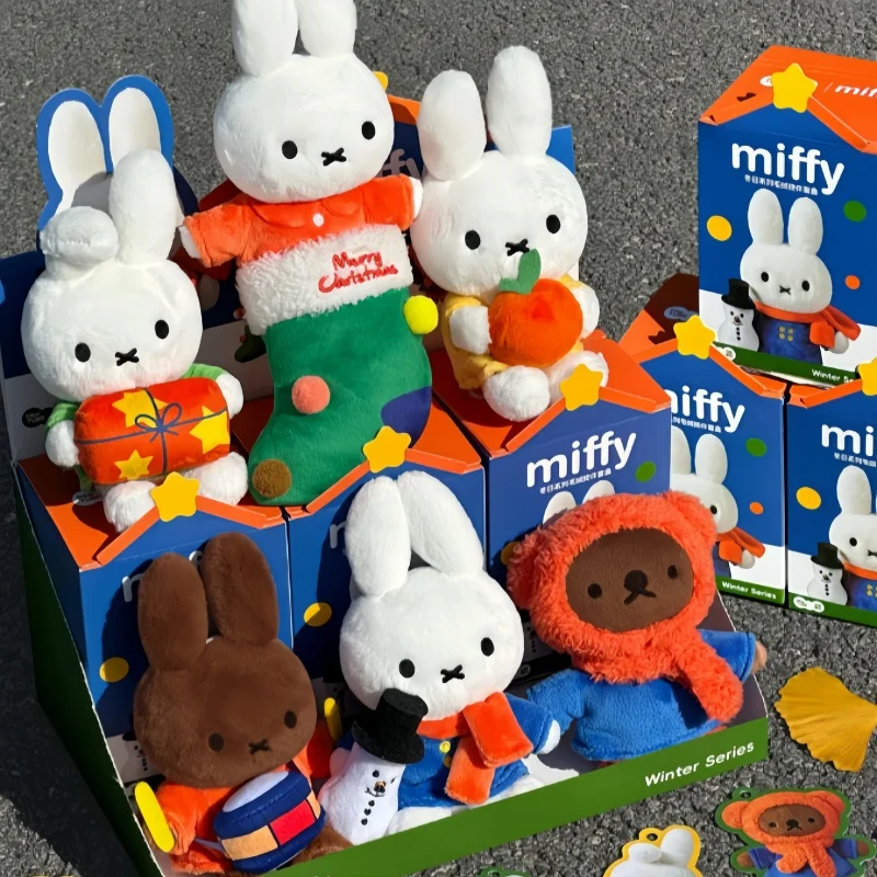 Фото В наличии 100% оригинальная зимняя коллекция Miffy, кулон, слепая коробка, фигурка, модель, настольное украшение, модные игрушки, коллекционный подарок №3