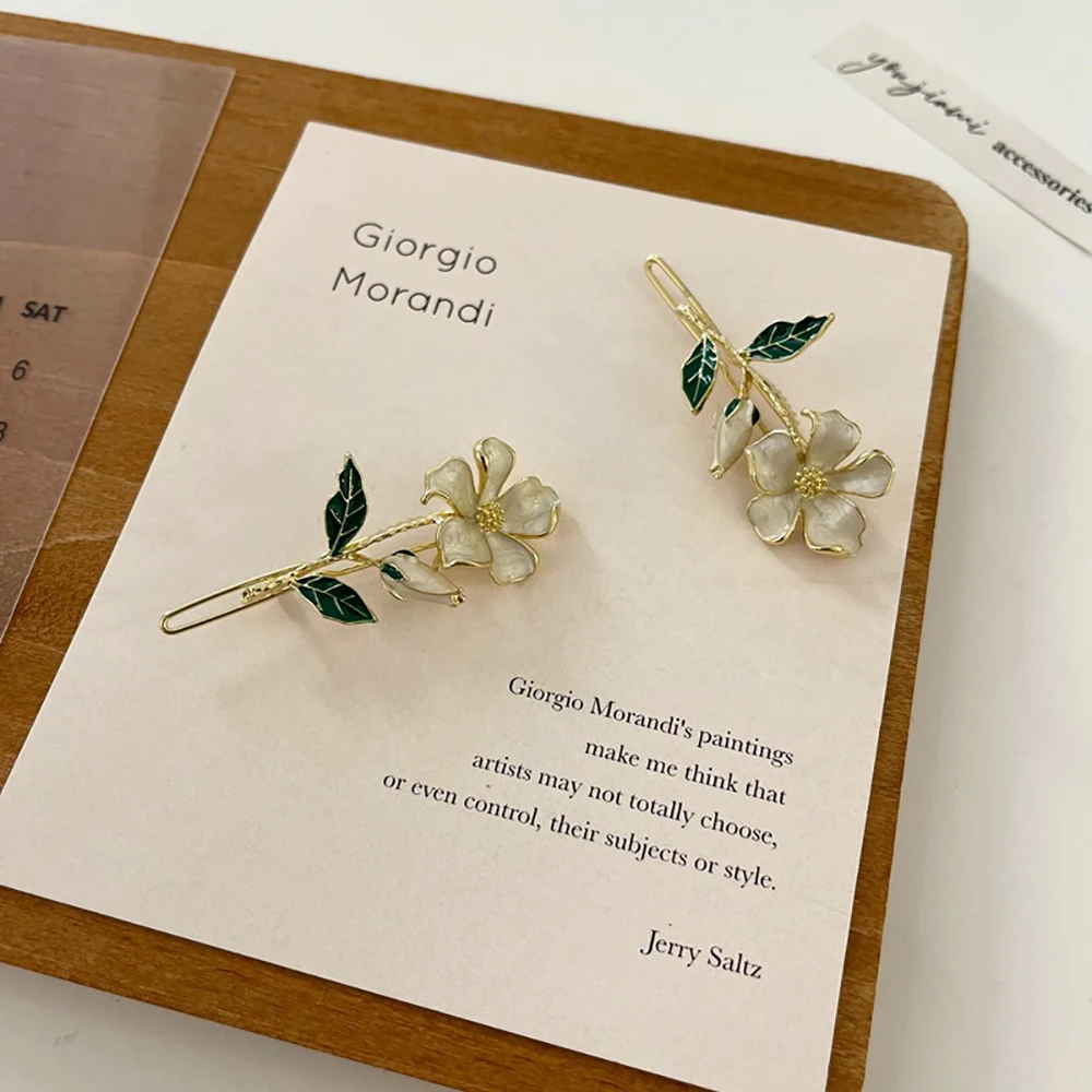 Металлическая заколка с цветком