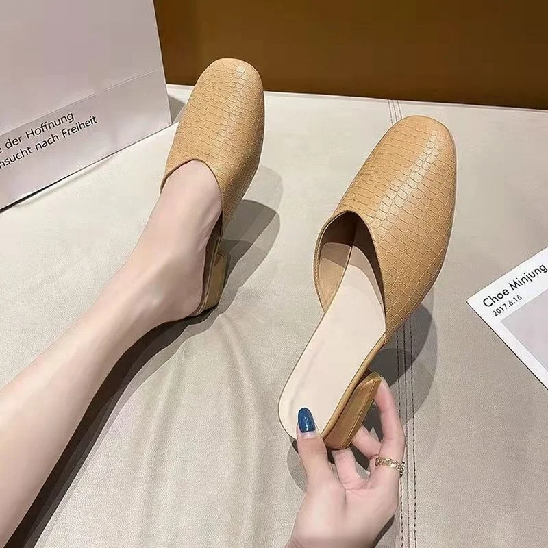 

2022 New Summer Women's Slippers Baotou Low Heel Fashion Outer Wear Solid Color Square Heel Temperament Women's Slippers Basic