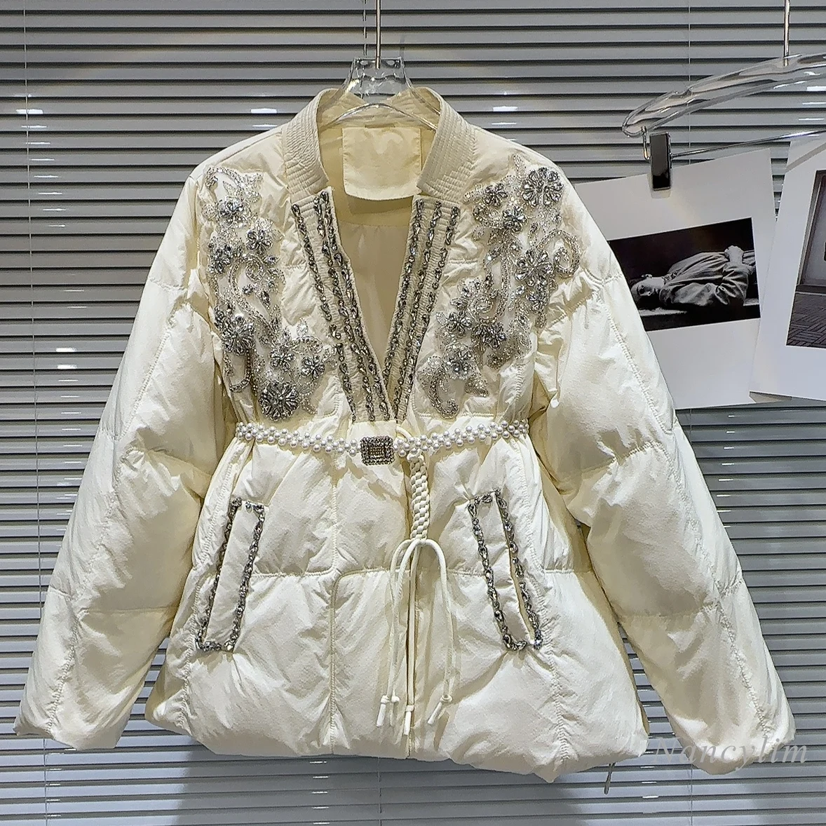 

2023 Winter White Duck Down Short Coat New Rhinestone Embroidered Patch Pearl Belt Warm Coats V Collar Jaqueta Feminina