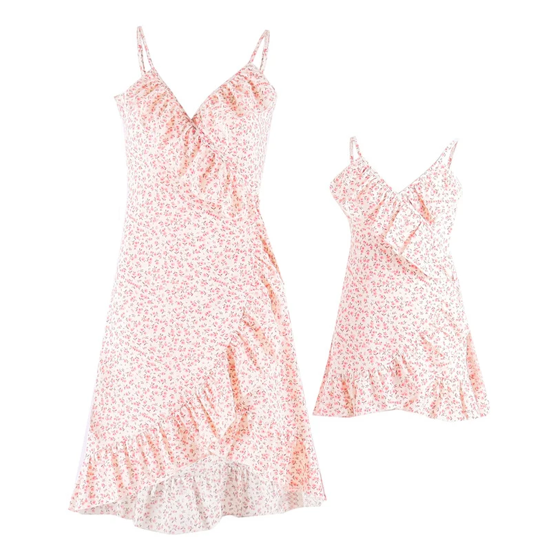 

Летнее платье для матери и дочери, семейные одинаковые наряды, платья для мам и девочек с цветочным принтом, платье для мамы и ребенка, одежд...