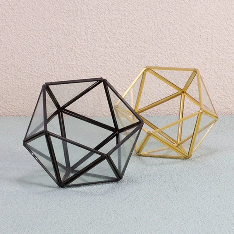 

Стеклянная крышка с геометрическим рисунком в виде цветка