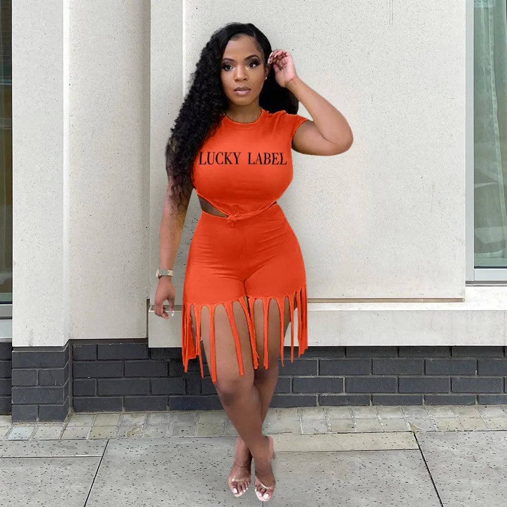 

Женская футболка с коротким рукавом и шорты с высокой талией