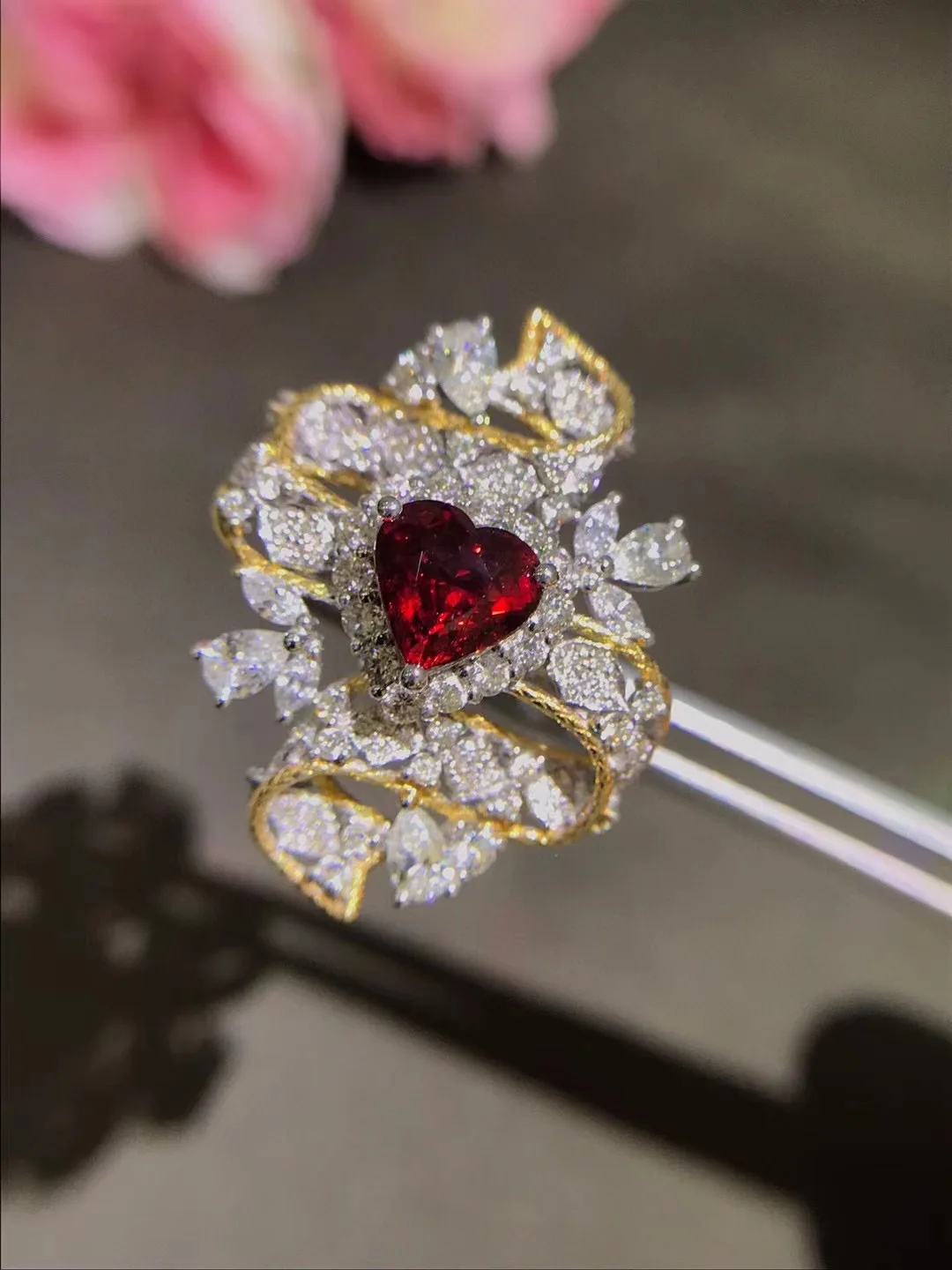 Кольцо женское из 18-каратного золота с натуральным рубином и бриллиантами