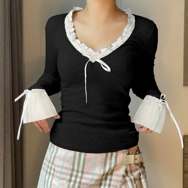 Мягкая футболка во французском стиле с v-образным вырезом и кружевной отделкой