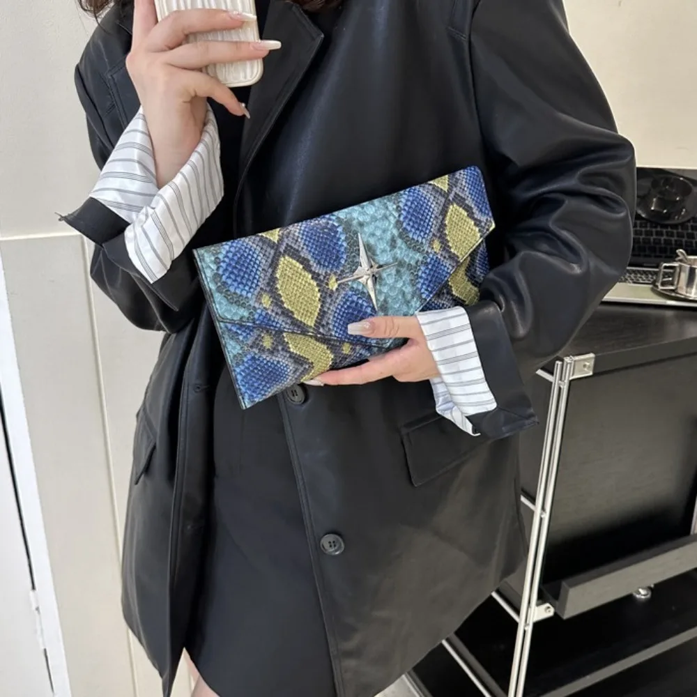 Цветная контрастная сумка-конверт со змеиным узором разноцветная женская