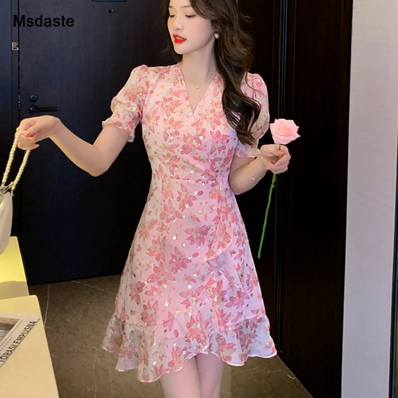 

Шифоновое платье с цветочным принтом, коротким рукавом-фонариком и V-образным вырезом