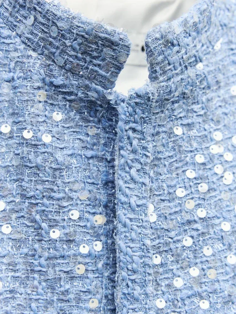 Женская короткая весенняя куртка с пайетками и аппликацией