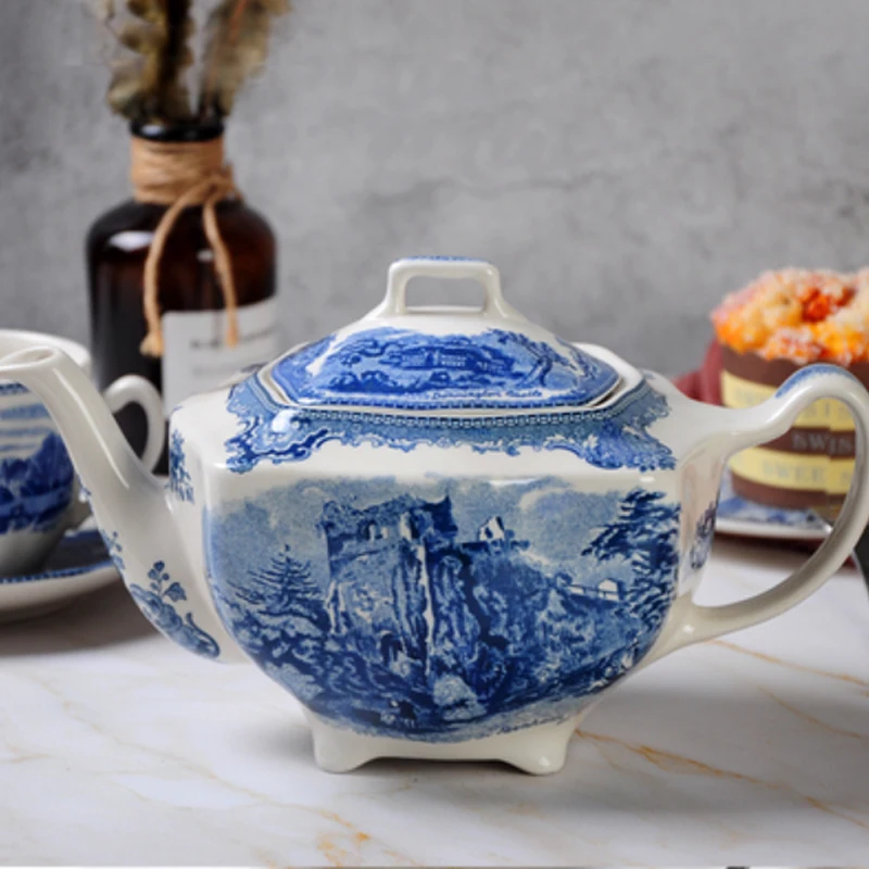 

Синяя глазурованная керамическая тарелка