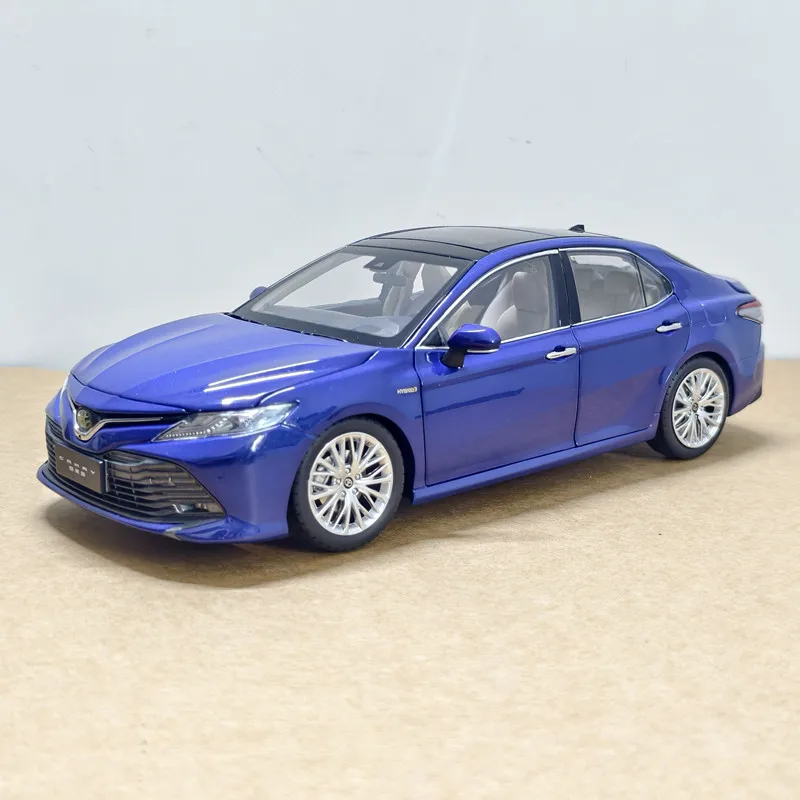 Фото Масштабная модель автомобиля Toyota Camry 8-го поколения (2018-2021) из сплава, 1:18 №5