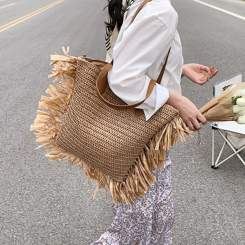 

Летние плетеные дизайнерские сумки через плечо с кисточками для женщин, модные вместительные дорожные брендовые сумки-мессенджеры, сумки-м...