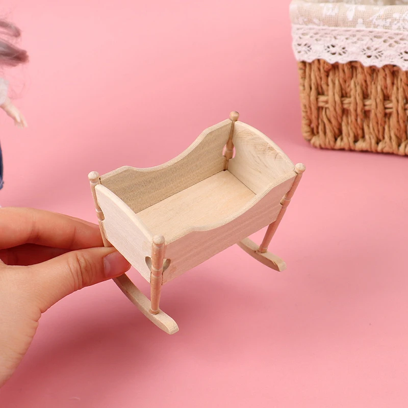 Детская кроватка-люлька для кукол из дерева с аксессуарами для кукольного домика.