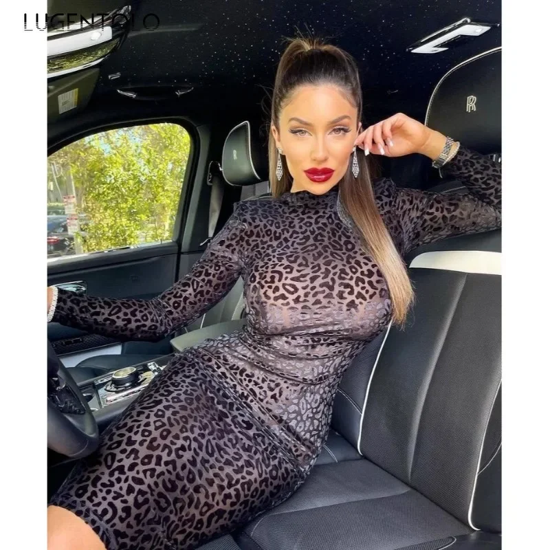 Женское элегантное платье с высоким воротником и плечевыми подушечками