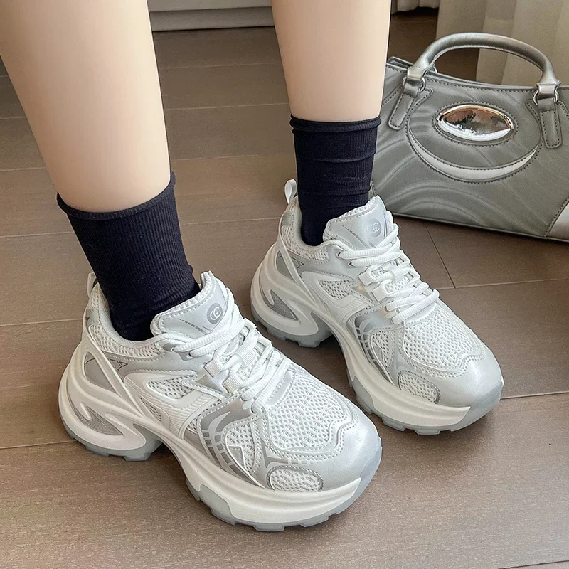 Одинаковая спортивная обувь женская повседневная на толстой подошве и плоской