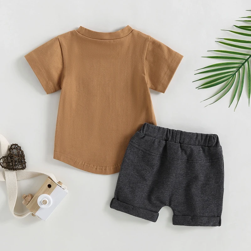 Комплект из топа с коротким рукавом круглым вырезом и эластичных шортов