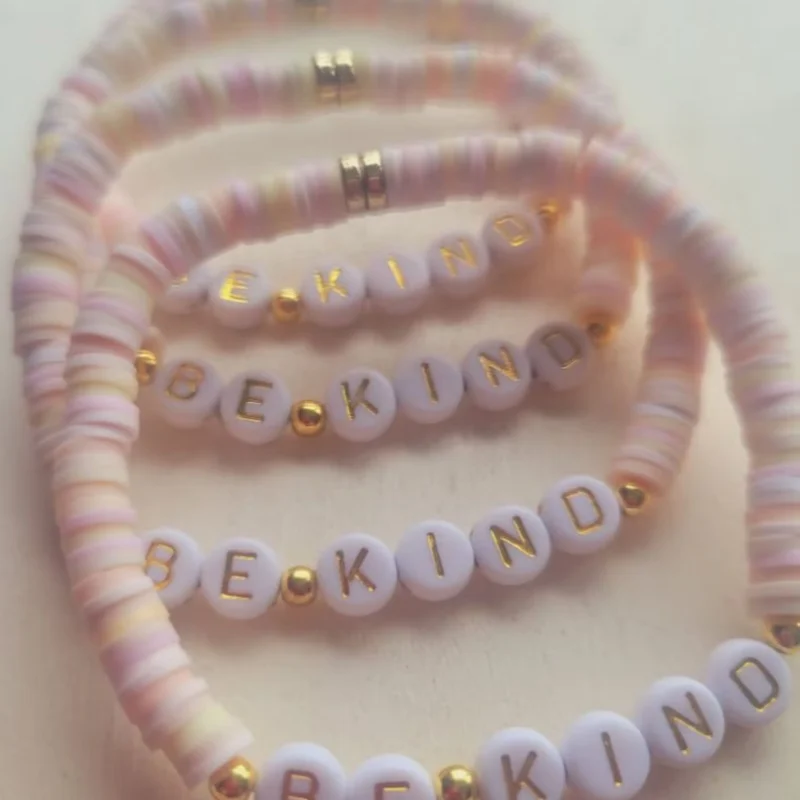 Браслет ручной работы с бусинами в стиле Y2K, от Be Kind Jewelry, эластичный, многослойный, подарок для неё (art.: 3920daf83151a) - 3920daf83151a