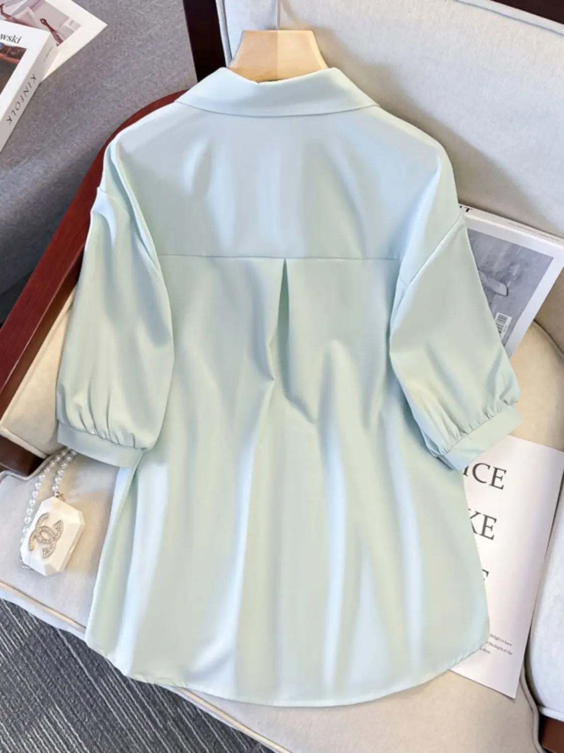 Рисунок 4 - Однотонные женские строгие рубашки 2023