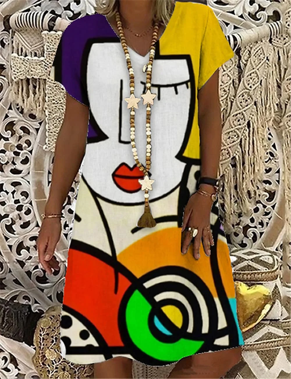 

Женское длинное платье до колена с абстрактным принтом и V-образным вырезом