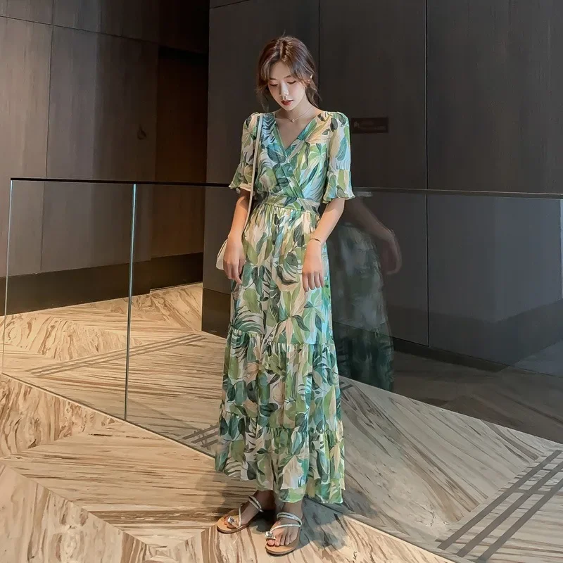 Модное приталенное платье яблоко зеленого цвета с V-образным вырезом длиной выше