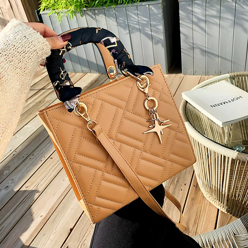 

Роскошная брендовая сумка Diana 2022, модная женская дизайнерская сумка из искусственной кожи, сумка-мессенджер через плечо с подвеской в виде з...